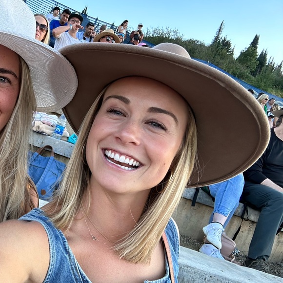 Meet your Posher, Caroline - Picture 2 of 2